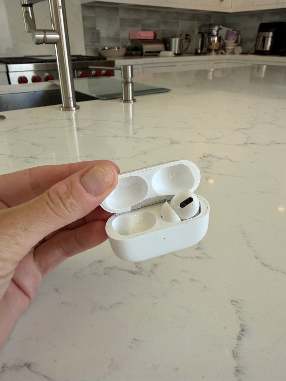 Apple White Earbud (Single AirPod RIGHT with Charging Case) generation 1
